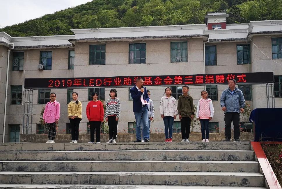 航特科技真情扶贫助学公益活动,用心铺筑寒门学子成才路 航特科技真情扶贫助学公益活动,用心铺筑寒门学子成才路